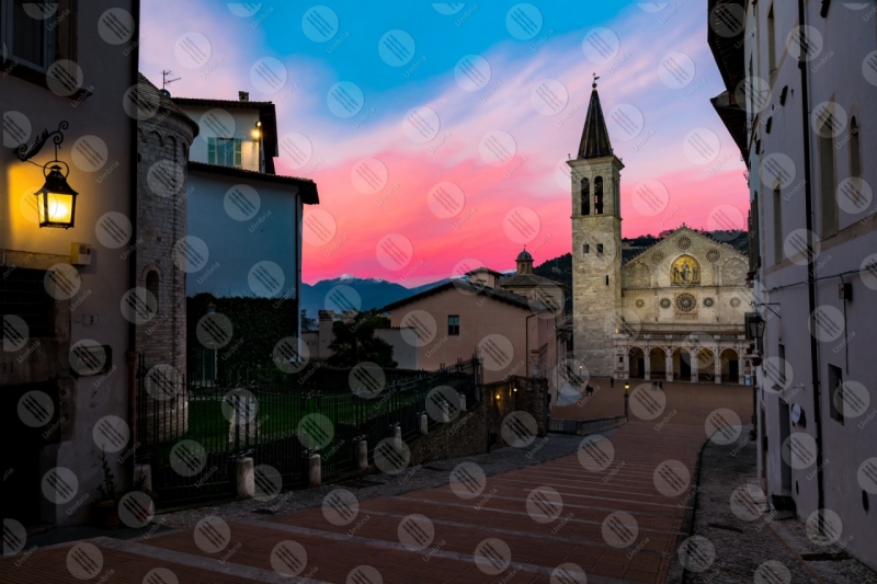 Piazza Duomo Duomo centro storico tramonto facciata scalinata  Spoleto