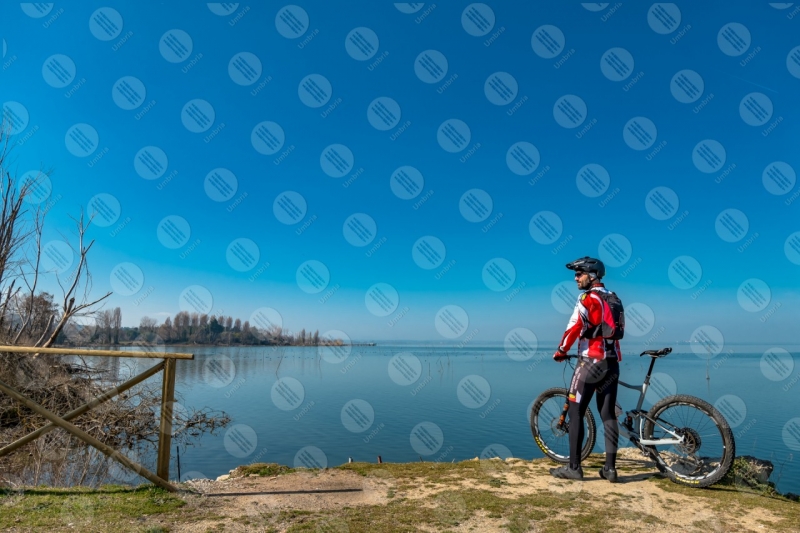 Lago Trasimeno bici ciclista sponda sentiero acqua cielo cielo sereno panorama vista paesaggio uomo  Trasimeno