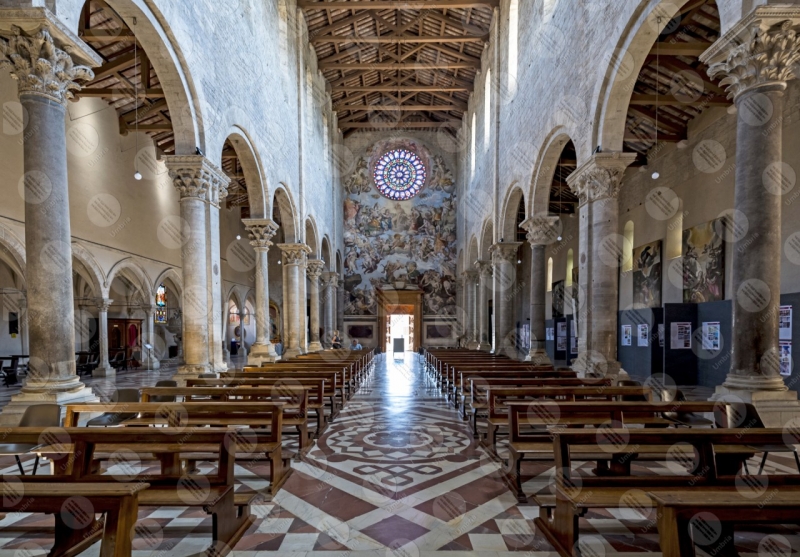 Todi centro storico Concattedrale della Santissima Annunziata duomo interno affreschi arte rosone  Todi