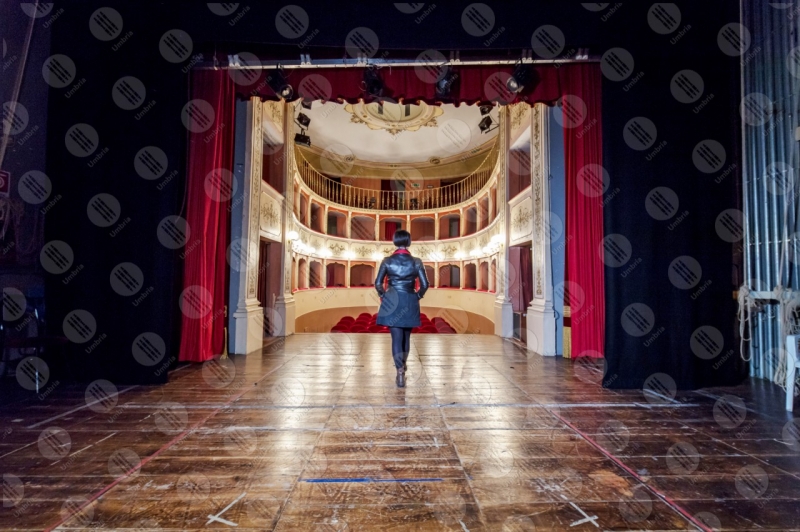 Teatro Caporali interno platea seggiolini affreschi colori arte donna spettacoli  Panicale