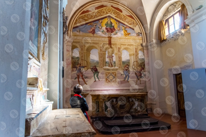 Collegiata di San Michele Arcangelo interno affresco colori arte donna ragazza volte  Panicale