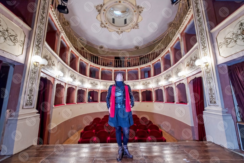Teatro Caporali interno platea seggiolini affreschi colori arte donna spettacoli  Panicale