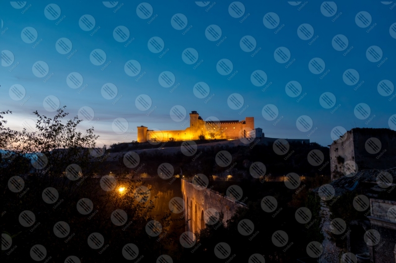 Rocca Albornoziana tramonto panorama cielo cielo sereno centro storico mura torri luci  Spoleto
