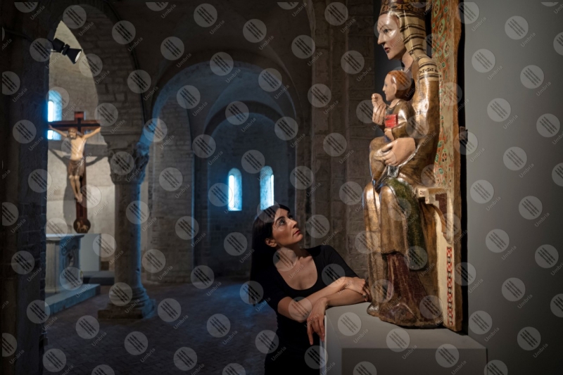 Chiesa di Sant'Eufemia scultura statua colonne archi colori arte crocifisso donna particolari dettagli  Spoleto