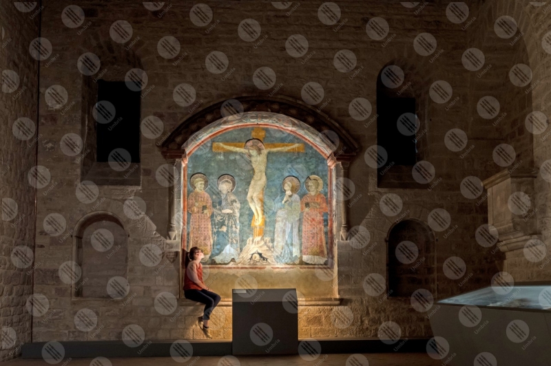 Crocifisso con dolenti e santi Palazzo dei Canonici Museo Diocesano affresco colori arte ragazza  Gubbio