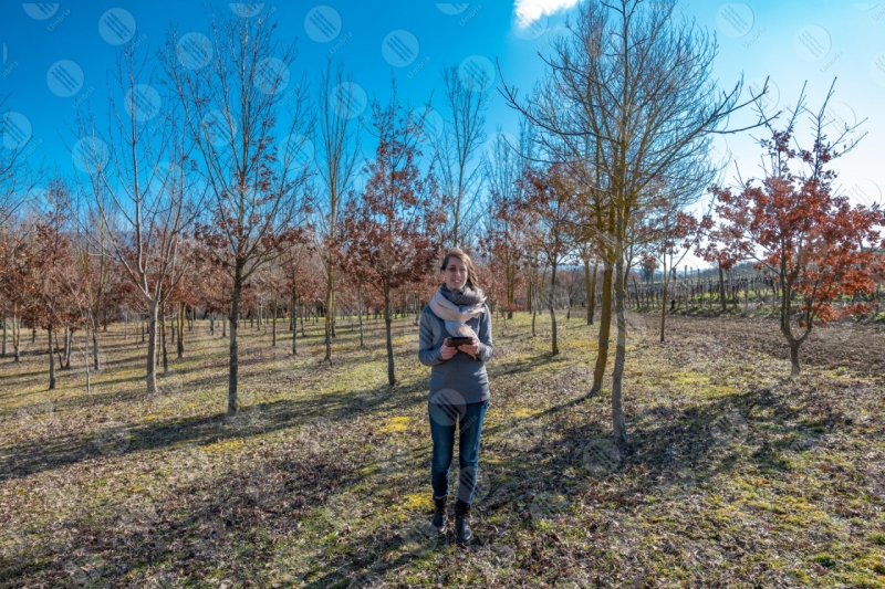 vigneto vino campi colline ragazza donna strumento alberi tecnologia innovazione cielo sereno  Umbria