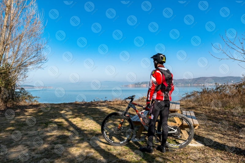 Lago Trasimento bici ciclista San Feliciano Isola Polvese sponda acqua cielo cielo sereno uomo panorama vista paesaggio  Trasimeno