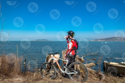 trasimeno Lago Trasimeno bici ciclista San Feliciano Isola Polvese sponda barche acqua cielo cielo sereno panorama vista paesaggio uomo