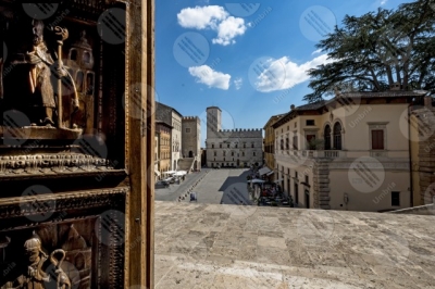 todi Todi historical centre Piazza del Popolo Concattedrale della Santissima Annunziata cathedral Palazzo dei Priori foreshortening
