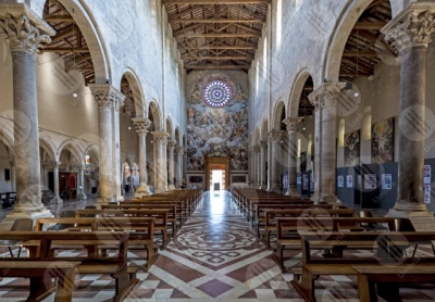 todi Todi centro storico Concattedrale della Santissima Annunziata duomo interno affreschi arte rosone